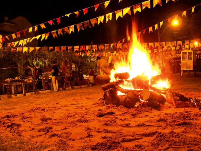 A religião católica e suas festas comuns como a festa junina e o carnaval;