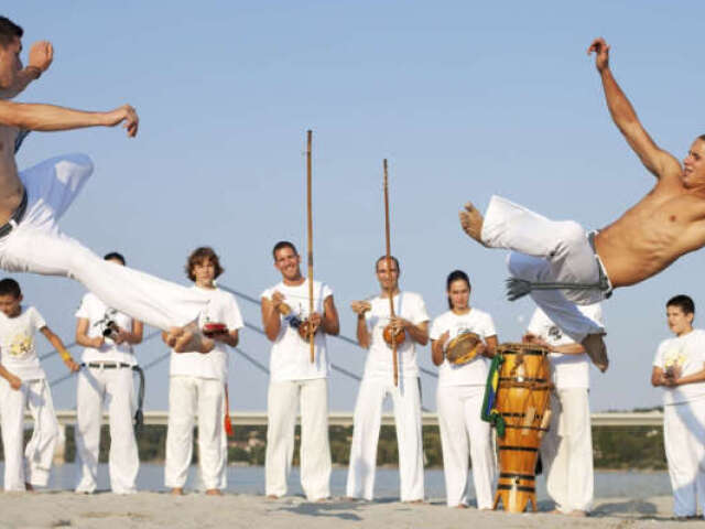 A dança/ luta capoeira, que envolve canções e instrumentos que ditam o ritmo da prática, envolvendo todos ali presentes;