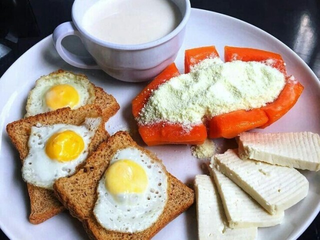 Mamão, queijo, torrada com ovo e leite