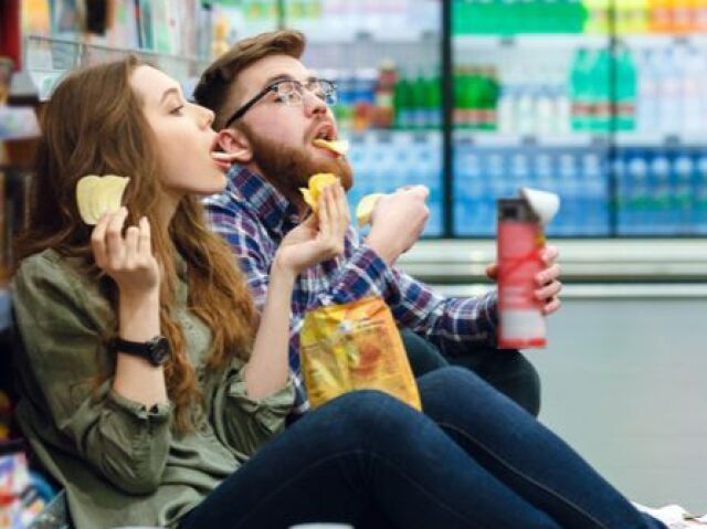 Comer qualquer coisa enquanto conta as fofocas da semana