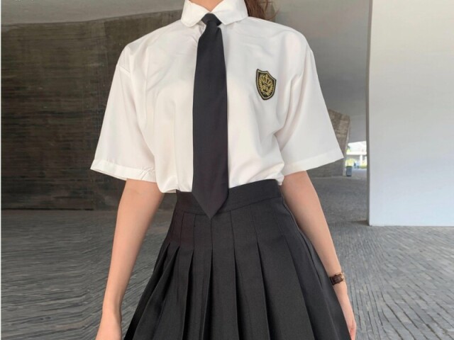 uma roupa de colegial japonesa