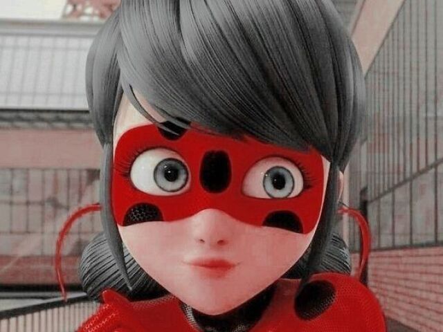 Ela não tem miraculous, ela lança poderes com a mão, pois ficou tão poderosa que não precisa dos Miraculous