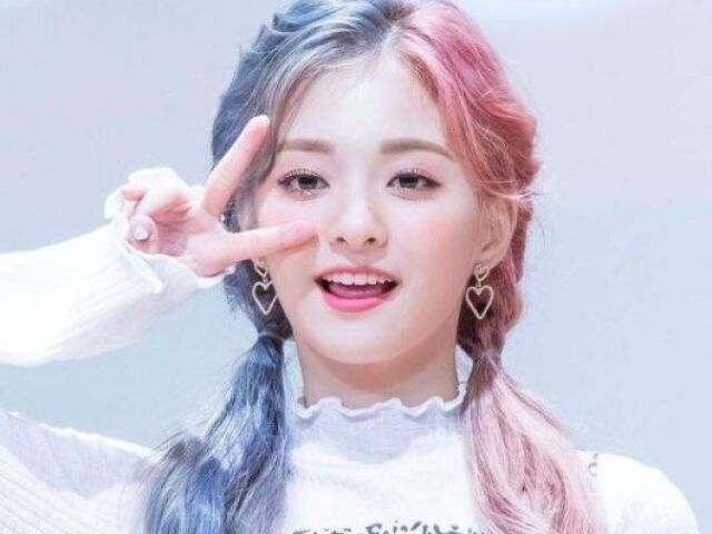 Nagyung - Fromis_9 
Cabelo metadinha