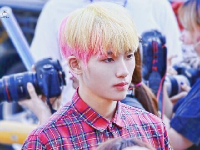 WinWin - NCT
Sorvete de baunilha com cobertura de morango