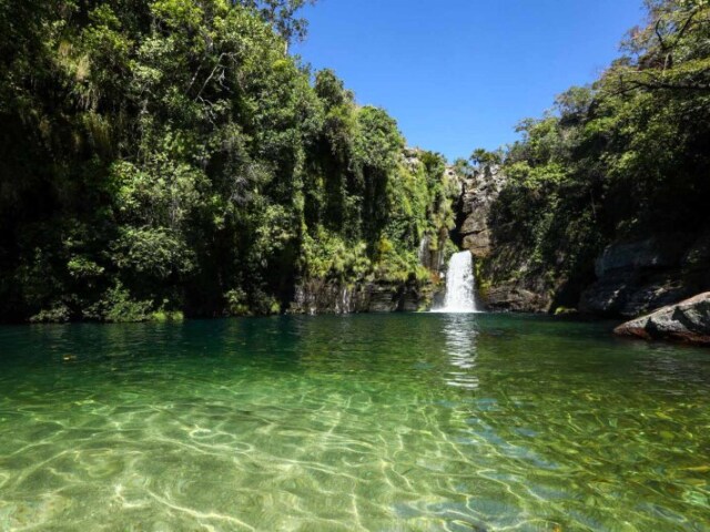 aguas rasas com uma cachoeira