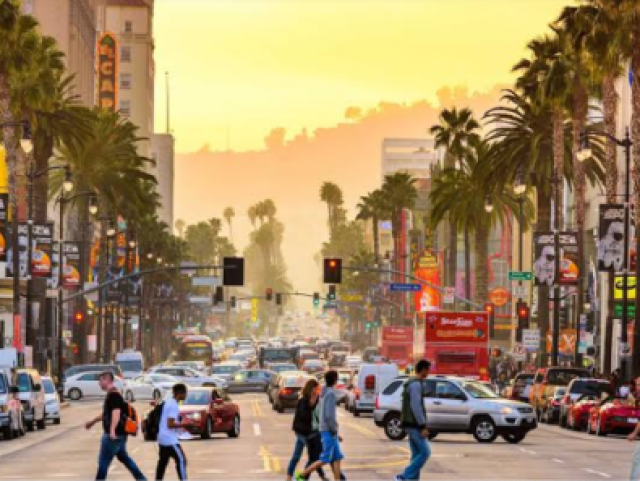 Los Angeles; visitar os cassinos, andar na calçada da fama, ver as inúmeras atrações turísticas e é claro, Hollywood.