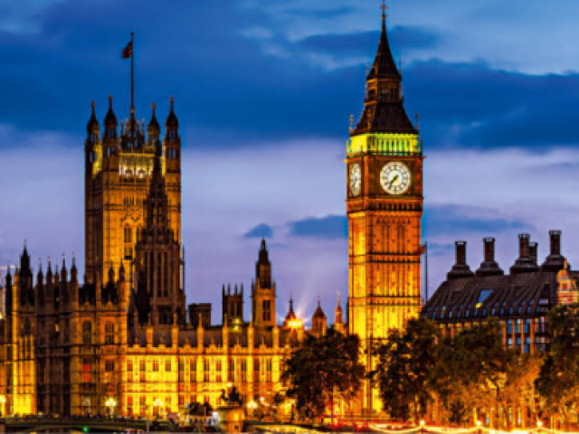 Londres; ouvir o Big Ban tocar, visitar o castelo de Buckinghan e andar na London Eye, seria inesquecível.