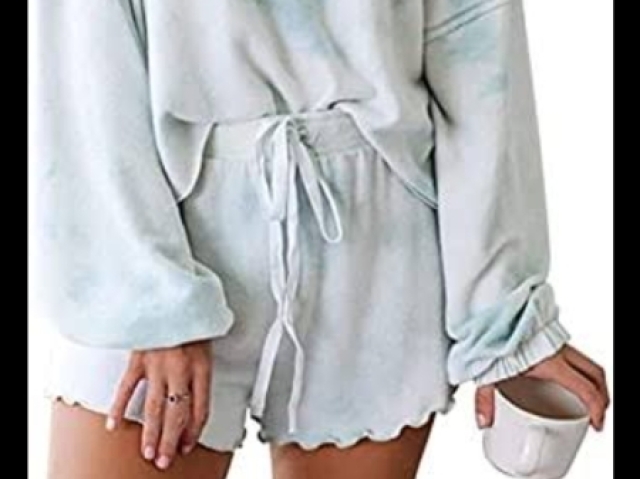 blusa de manga comprida e shorts