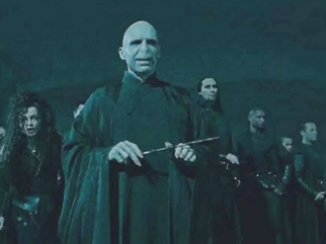 Os antagonistas (Lord Voldemort e os comensais da morte).