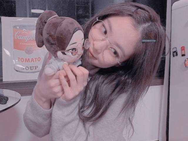 Nome: Park Chingov'A
Idade: 22 anos
Pronomes: Ela/dela
Sexualidade: Lésbica
Nacionalidade: Coreana
Aparência: Kim Jennie