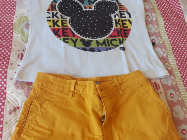 Short jeans Amarelo e blusa da Disney