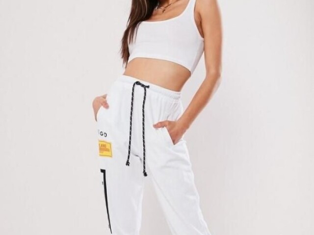 Essa! Uma cropped branco com uma calça branca e um tênis preto.