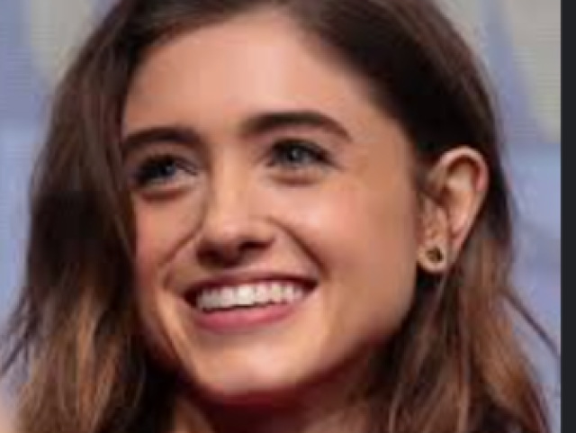 Natalia Dyer 
(Nancy)