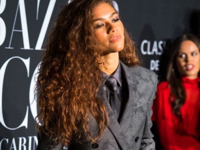 Nome: Ashley Smith
Idade: 24/25
Sexualidade: Bisexual
Pronomes: Elu/ delu
Aparência: Zendaya