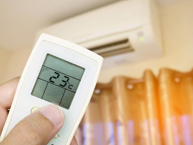Ar-condicionado ligado em 23 graus. Assim, a diferença de temperatura do ambiente externo e interno não será tão drástica. Esse pequeno ajuste pode gerar uma economia de energia de até 50%,
