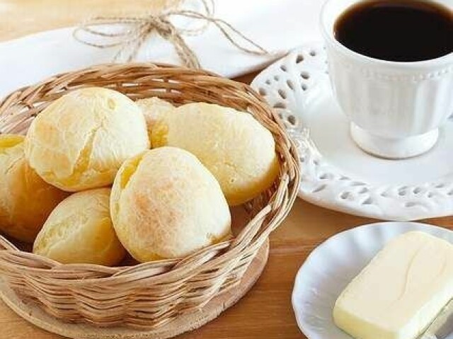 Um pão com cafê afinal to quase atrasada de novo