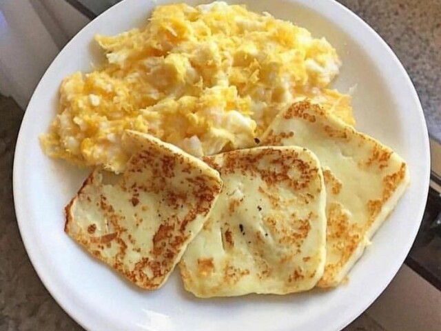 Um ovo mecido com queijo e gostoso e saldavel