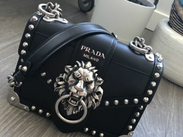 Uma bolsa da prada : 1.240,00