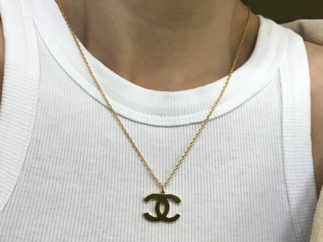 um colar da chanel: 339,99