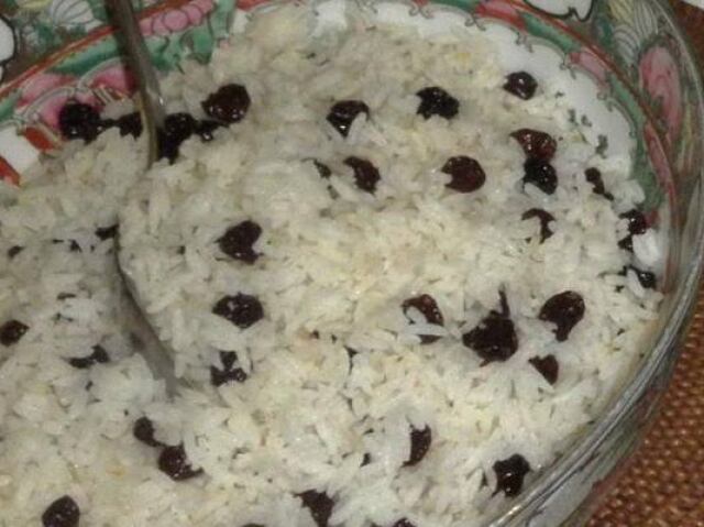 Arroz com uva passa