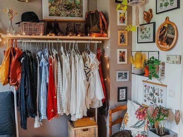 Closet indie