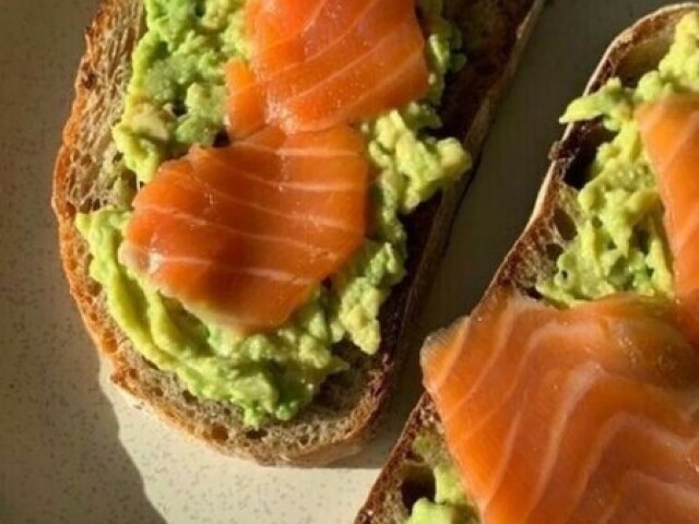 avocado toast com salmão/camarão!