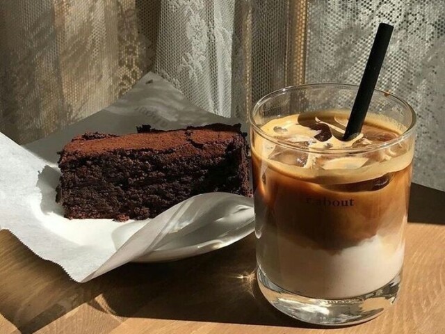 Um brownie com café