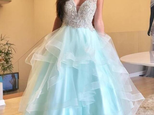 esse vestido azul n é de pricesa é de rainha \ rsrsrs descupa a imagem cortada