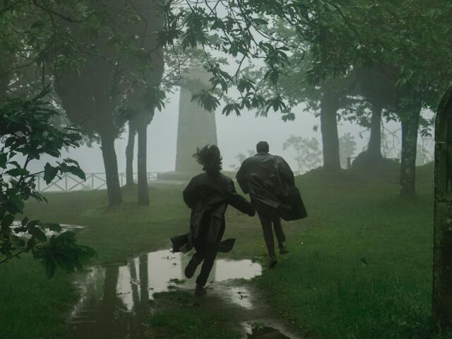 "E eu estava correndo para muito longe
Eu fugiria do mundo algum dia?
Ninguém sabe, ninguém sabe
E eu estava dançando na chuva
Eu me senti viva e não posso reclamar
Mas agora me leve para casa
Me leve para casa onde eu pertenço
Eu não aguento mais"