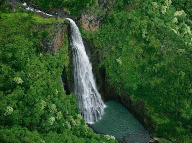 pular na cachoeira