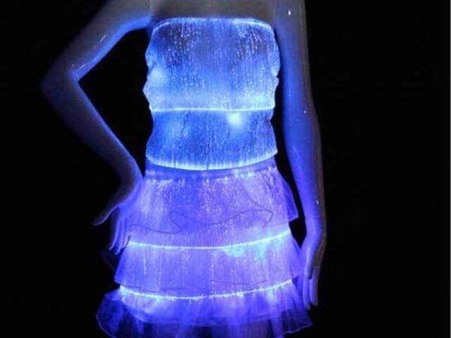 vestido de franjinha neon.