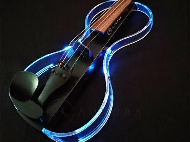 Um violino elétrico com led para poder tocar no escuro