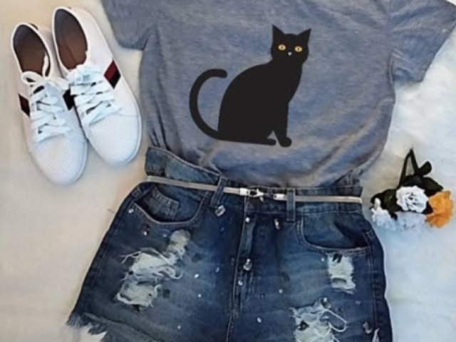 uma blusa simples com um short jeans