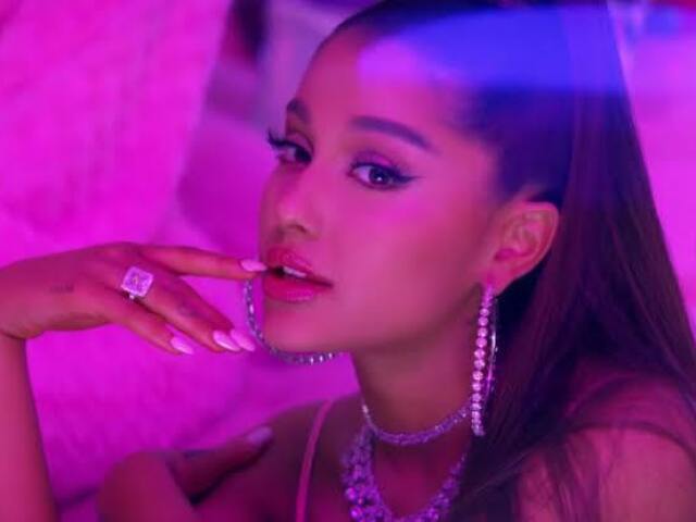 Pop. Amo música estilo 7 Rings da Ariana Grande e sou muito fã das divas pop.