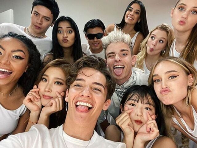 NOW UNITED. OBVIO BTS É UM LIXO COMO IA FAZER MÚSICAS MELHORES?