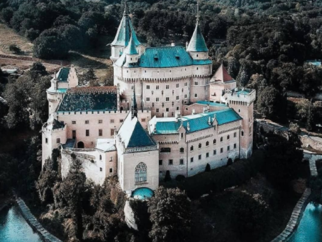 Esse é o Castelo de Bojnice.