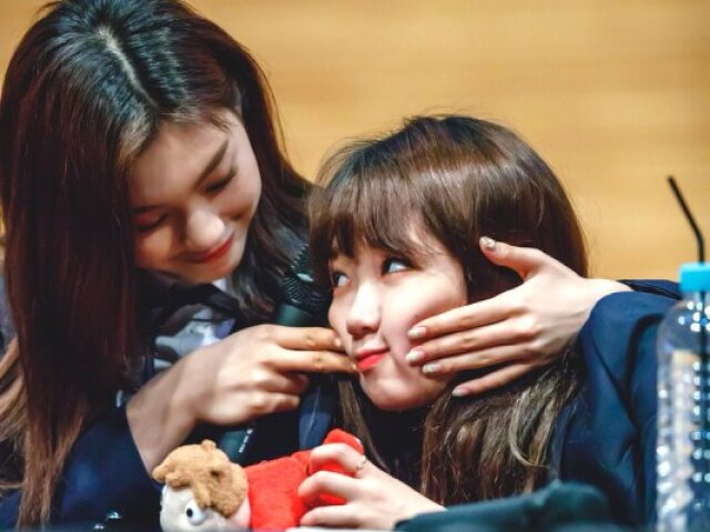 Doyeon e Yoojung- WekiMeki