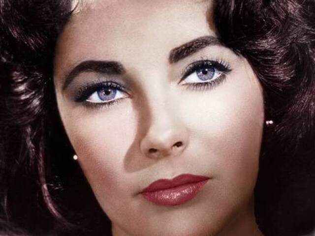 Violeta
OBS: Essa é a Elisabeth Taylor.