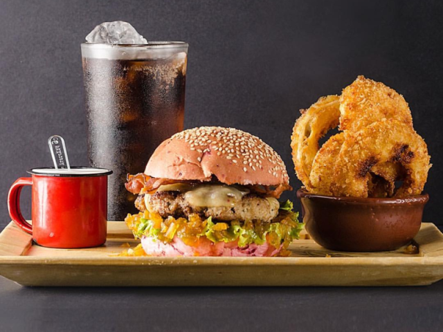 Sem frescura! A gente passa num fast food que é bom e barato. Afinal, o importante é o papo