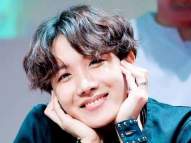 J-hope percebe e fala pra trocar de lugar e vc já estava tremendo