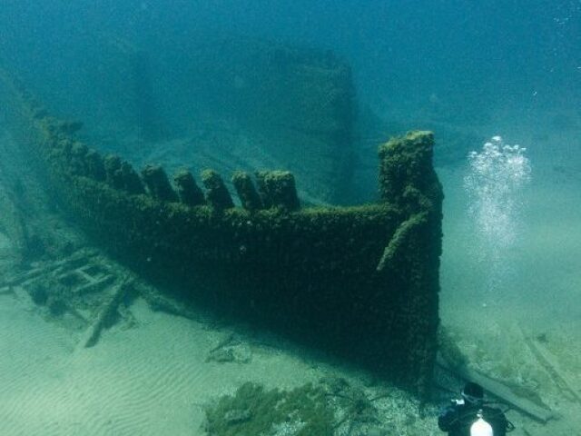 Em um navio abandonado no fundo do oceano.