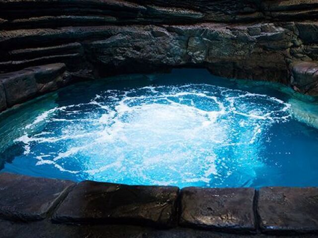 Em uma piscina da lua, beeem H2O.