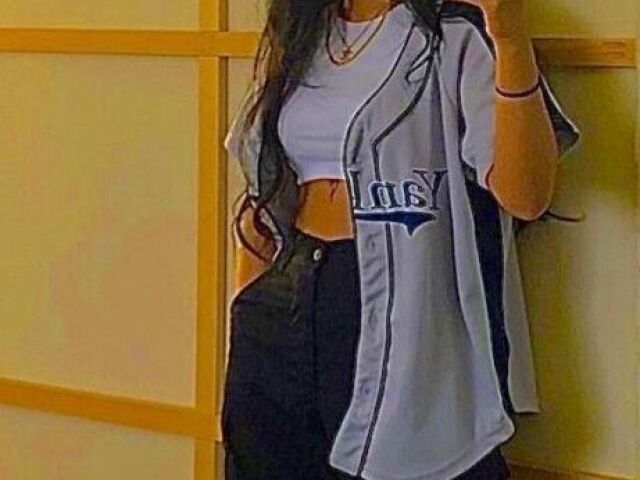 foto cortada, no pรฉ um tรชnis preto