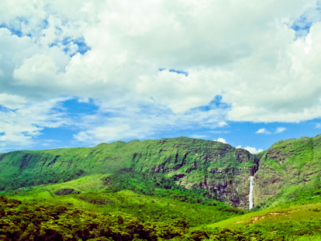 Fazer uma trilha em meio às montanhas