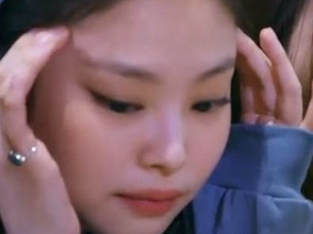 Meu deus vc precisa prestar mais atenção na jennie