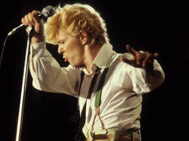 Let's Dance e Never Let Me Down.