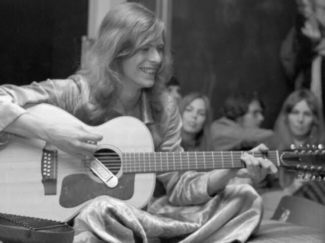 Space Oddity, "...Hours" e o Debut.