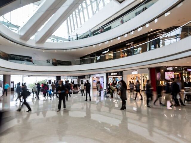 Isso é um centro comercial.
Esse é o Two International Finance.