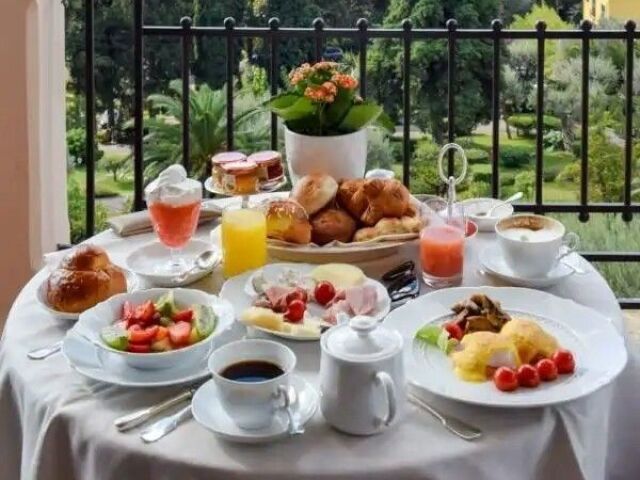 Café com frutas.