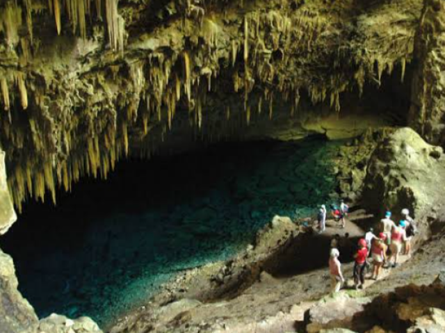 Lugares como cavernas e grutas.